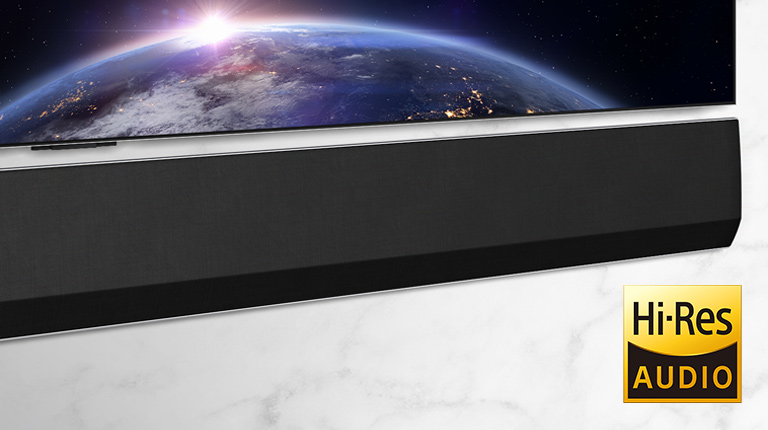 Ansicht der rechten Seite der LG Soundbar. Auf dem Bildschirm ist der Weltraum zu sehen.