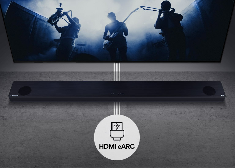 An der Wand befestigter TV. Der TV zeigt eine Band als schwarze Silhouetten. Die LG Soundbar befindet sich direkt unter dem TV auf einer grauen Ablage. Unter der Soundbar befindet sich das HDMI-eARC-Logo.