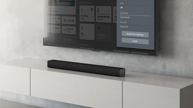 Ein LG TV hängt an der Wand und zeigt die Sound-Bar-Einstellungen an. Darunter steht eine LG Sound Bar S60Q auf einem TV-Regal. In der linken oberen Ecke steht „NEU“.