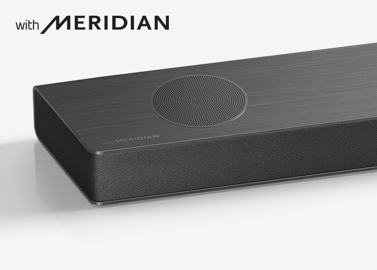 Nahansicht der linken Seite der LG Soundbar mit MERIDIAN-Logo unten links.