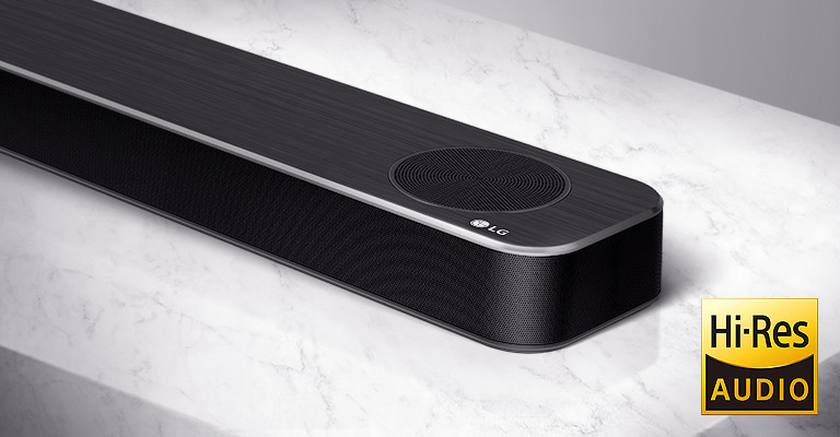 Nahansicht der rechten Seite der LG Soundbar mit dem LG-Logo unten rechts.