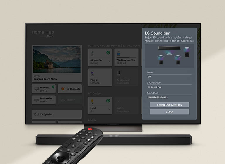 Die LG-Fernbedienung zeigt auf einen LG TV mit einer LG Soundbar darunter. Auf dem Bildschirm des LG TVs wird das Menü der WOW-Oberfläche angezeigt.