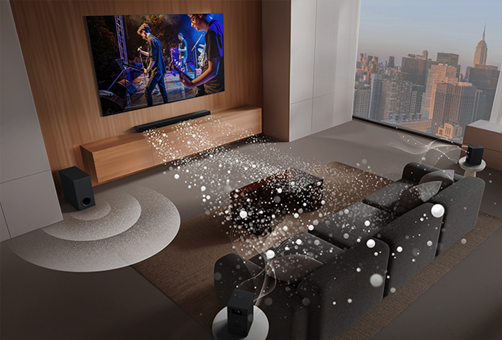 LG Soundbar, LG TV und Subwoofer stehen in einem Wohnzimmer und zeigen ein Bild auf dem Bildschirm, während eine Musikaufführung gespielt wird. Drei Zweige weißer, aus Tröpfchen bestehender Schallwellen ragen aus der Soundbar und ein Subwoofer erzeugt einen Klangeffekt von unten.