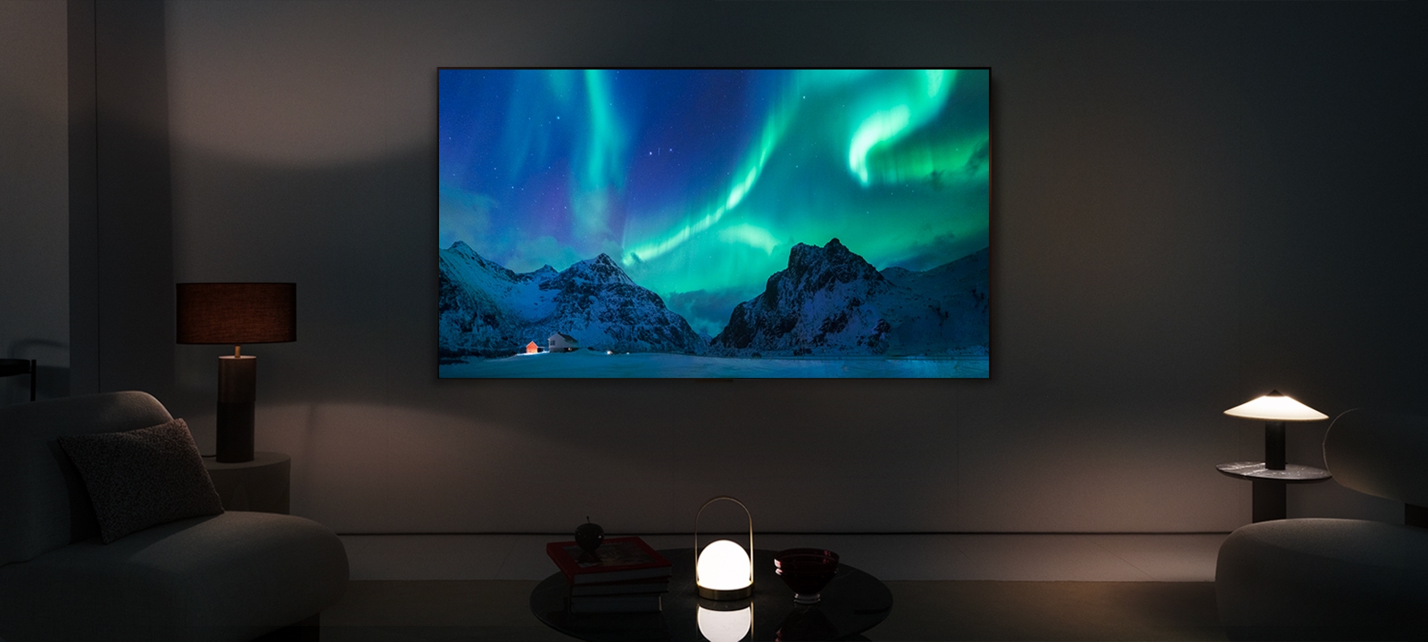 An image of an LG OLED TV and LG Soundbar in a modern living space in nighttime. The image of the aurora borealis is displayed with the ideal brightness levels.Ein LG OLED TV in einem modernen Wohnraum bei Nacht. Das Bild des Polarlichts wird auf dem Bildschirm mit der idealen Helligkeitsstufe angezeigt.	