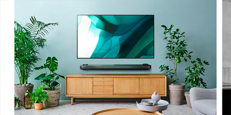 Ein Karussell nennenswerter LG OLED in verschiedenen Situationen: Der tapetendünne LG OLED W7 2017 in einem natürlich gehaltenen Raum mit Pflanzen und Holzverzierungen. Der LG OLED G1 2021 mit Gallery-Standfuß in einem modernen und künstlerischen Raum. Der LG OLED Pose 2022 von hinten gesehen in einem Raum im Boheme-Stil und von vorne gesehen in einem minimalistischen Bereich. LG OLED Flex in einem Spielraum. Line View des LG OLED Easel in einem eleganten und kunstvoll geschmückten Raum.