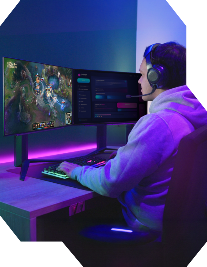 Ein Gamer trägt ein Headset und spielt an einem Dual-Monitor-Setup mit farbiger LED-Beleuchtung.