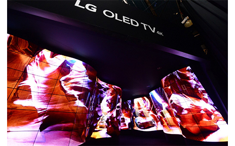 LG OLED CANYON WOWS CES ATTENDEES