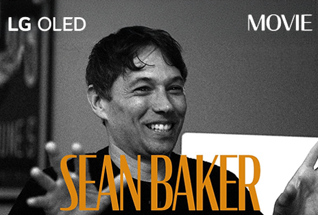 ภาพนิ่งขาวดำจากบทสัมภาษณ์ของ Sean Baker ชื่อของเขาปรากฏเป็นตัวอักษรสีส้มตัวหนาที่ด้านล่างของกรอบ วลี LG OLED อยู่ที่มุมซ้ายบน และคำว่า movie อยู่ที่มุมขวาบน