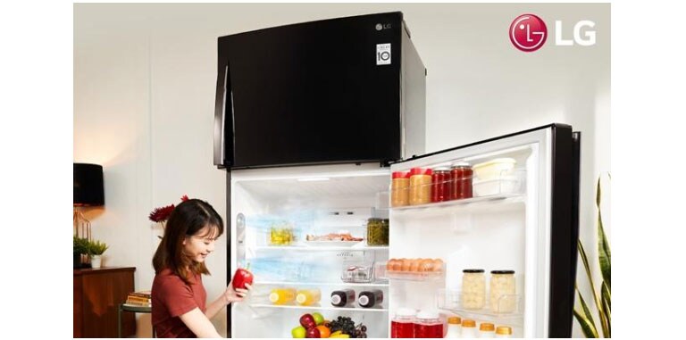 ผู้หญิงเปิดประตูตู้เย็น LG เพื่อเอาของด้านใน