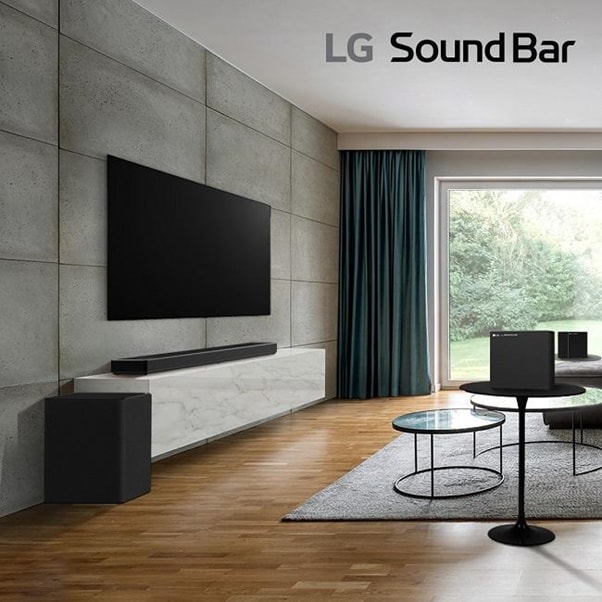 LG SoundBar และทีวี LG วางอยู่ในห้องนั่งเล่น