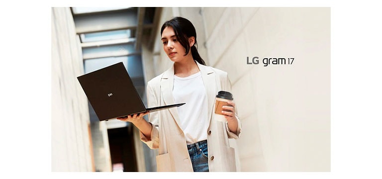 ผู้หญิงกำลังถือ LG gram 17