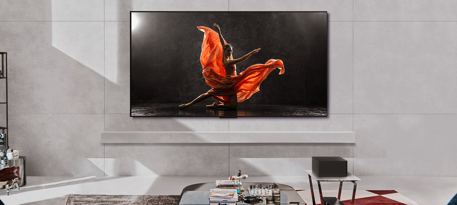 LG SIGNATURE OLED M4 และ LG Soundbar ในพื้นที่ใช้สอยที่ทันสมัยในเวลากลางวัน ภาพหน้าจอของนักเต้นบนเวทีที่มืดจะแสดงด้วยระดับความสว่างที่เหมาะสมที่สุด