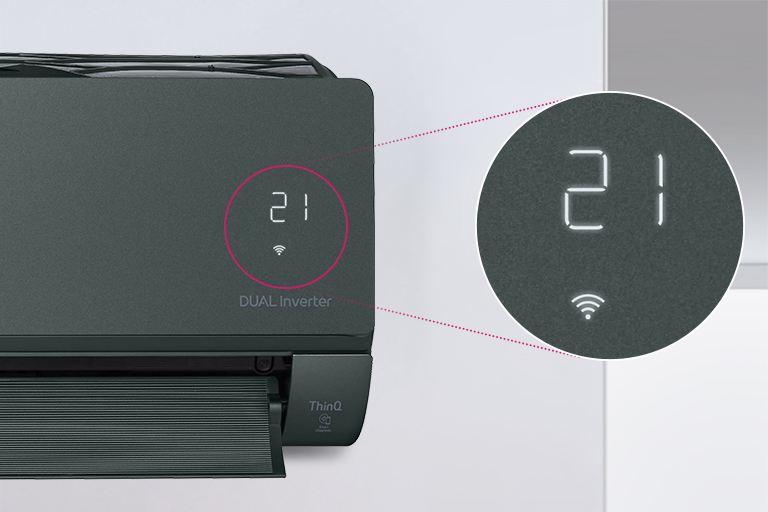 เครื่องปรับอากาศ LG Dual Inverter มีหน้าจอแสดงอุณหภูมิ 21 องศาเซลเซียส และสัญญาณ Wi-Fi ที่หน้าจอดิจิทัลด้านขวาของเครื่อง