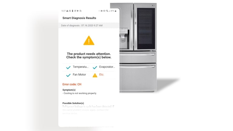 รูปภาพแสดงหน้าจอการวินิจฉัยของแอป LG ThinQ ซึ่งอยู่ข้างๆ ตู้เย็น