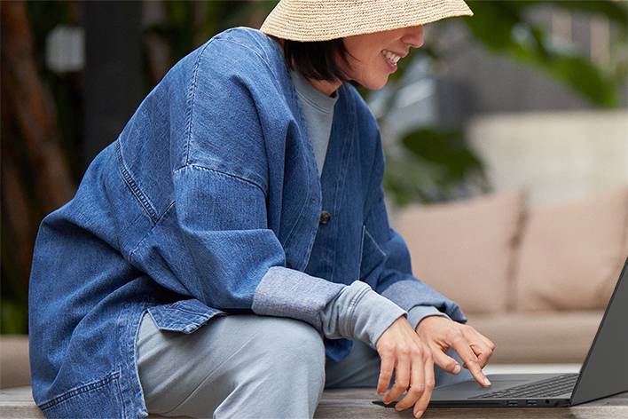 A woman is working using an LG gram with Windows 11.