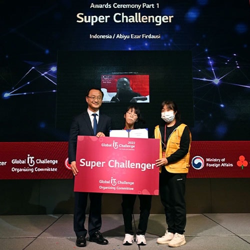 The winners of the 'Super Challenge' are posing together.