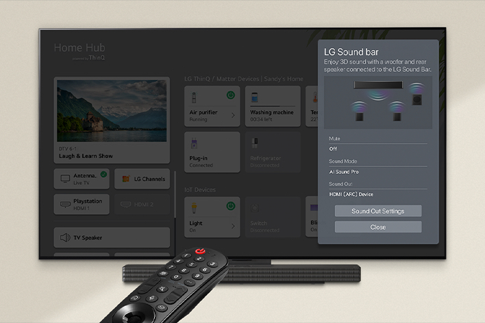 LG Remote กำลังชี้ไปที่ LG TV ที่มี LG Soundbar อยู่ข้างใต้ LG TV กำลังแสดงเมนู WOW Interface บนหน้าจอ